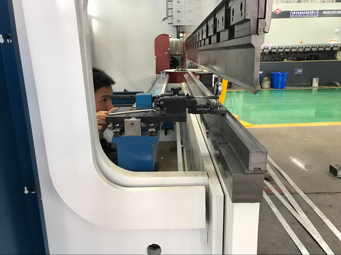 Yawei cnc brakepress Amada punch in 2V die.jpg