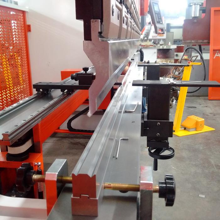 Yawei 10ft 4 osi cnc zavore pritiska gosja vratu punch.jpg Yawei 10ft 4 axis cnc brake press goose neck punch.jpg