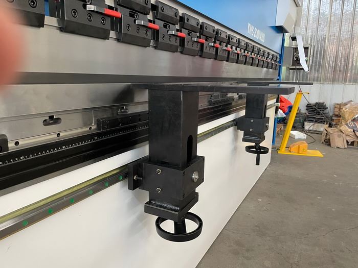 heavy duty front sheet support AHYW YAWEI 200T4M 5 axsi CNC Press Brake PBH Servo pump delem da53t